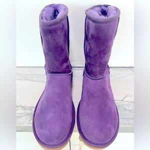 NEW UGG CLASSIC SHORT BOOT IN PURPLE, SIZE 10